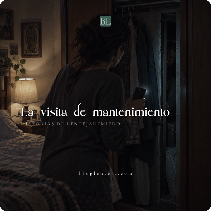 Una mujer ilumina su clóset mientras un hombre permanece escondido dentro de un espacio detrás de la pared.
